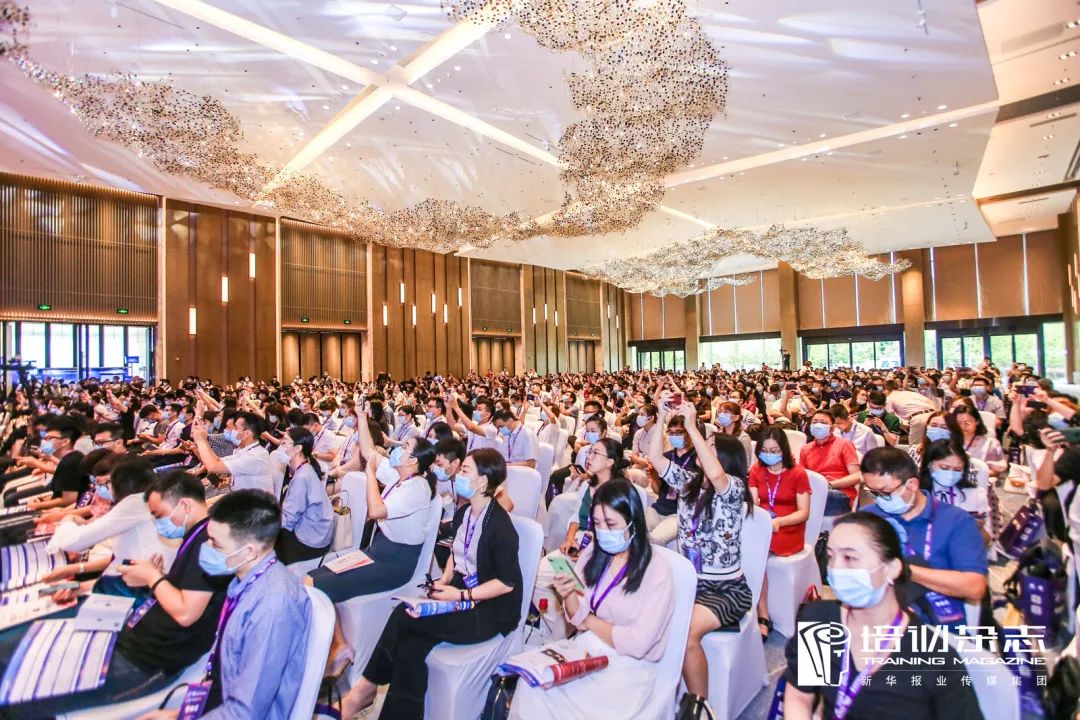 保利威直播艙亮相企業培訓年度盛會！周鑫受邀頒發人才發展菁英獎！