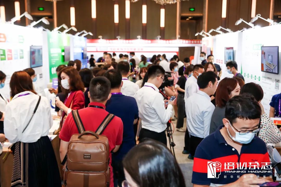 保利威直播艙亮相企業培訓年度盛會！周鑫受邀頒發人才發展菁英獎！