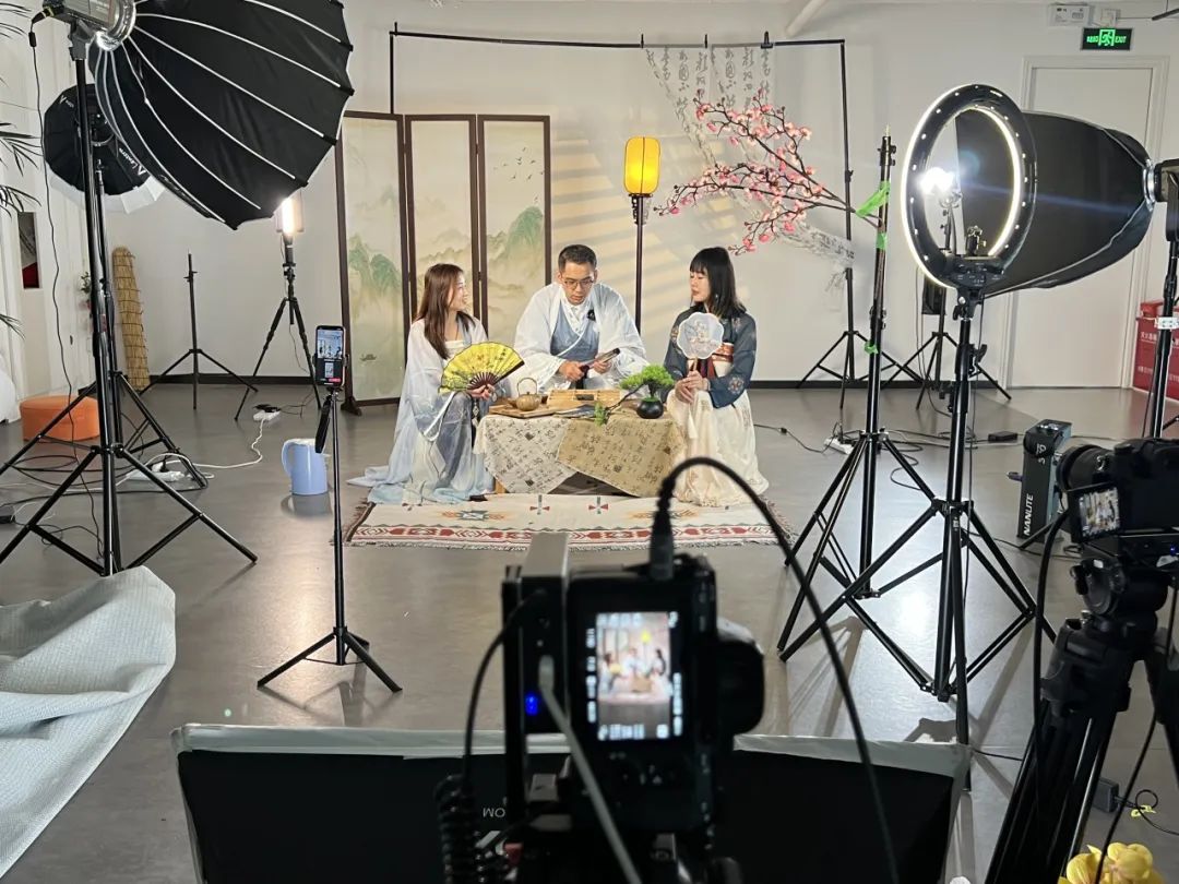 “古人”穿越現代聊B2B下半年增長？手把手教你打造驚艷朋友圈的直播!